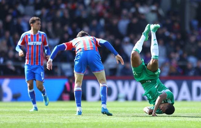 Malick Thiaw of Newcastle United tumble over his shoulder Crystal Palace v Newcastle United, Premier League, Football, Selhurst Park, London, UK - 12 Apr 2026London Selhurst Park United Kingdom EDITORIAL USE ONLY No use with unauthorised audio, video, data, fixture lists, club league logos or live services. Online in-match use limited to 120 images, no video emulation. No use in betting, games or single club league player publications.  Copyright: xMichaelxZemanek Shutterstockx 16823618p