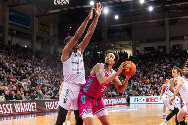 Michael Kessens 6 Telekom Baskets Bonn is defended by David NGuessan 1, Basketball Löwen Braunschweig at the basket EasyCredit BBL league game on matchday 29 in Bonn between Telekom Baskets Bonn and Basketball Löwen Braunschweig Kessens is defended by David NGuessan 1, Basketball Löwen Braunschweig at the basket Copyright: xFeyzullahxGökalp feyzofsportsx