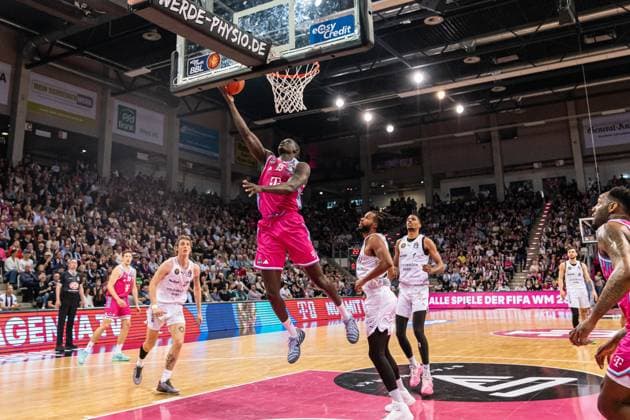 Kur Jongkuch 15 Telekom Baskets Bonn with a lay-up while Josh Hawley 3 Basketball Lions Braunschweig , David NGuessan 1 Basketball Lions Braunschweig and Benjamin Schröder 2 Basketball Lions Braunschweig defend EasyCredit BBL league game on matchday 29 in Bonn between Telekom Baskets Bonn and Basketball Lions Braunschweig Lay-up by Kur Jongkuch 15 Telekom Baskets Bonn against defense Copyright: xFeyzullahxGökalp feyzofsportsx
