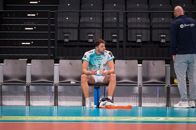 Volleyball I Men I 2025 2026 season I Bundesliga I Semi-finals I SVG Lüneburg SWD powervolleys Düren I 12 04 2026 Jordan Alexander Canham 7, SWD Powervolleys Düren sits on the bench before the match Copyright: xLobeca Björn-OlexKehmx