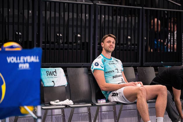 Volleyball I Men I Season 2025 2026 I Bundesliga I Semi-finals I SVG Lüneburg SWD powervolleys Düren I 12 04 2026 Jordan Alexander Canham 7, SWD Powervolleys Düren sits on the bench and looks into the audience Copyright: xLobeca Björn-OlexKehmx
