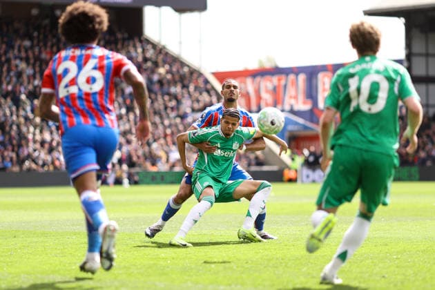 Crystal Palace gegen Newcastle United 12 April 2026, London Premier League Fußball Crystal Palace gegen Newcastle United William Osula von Newcastle United und Maxence Lacroix von Crystal Palace Foto Jacques Feeney Abseits London UK  Copyright: xJacquesxFeeneyx xOffsidexOffside