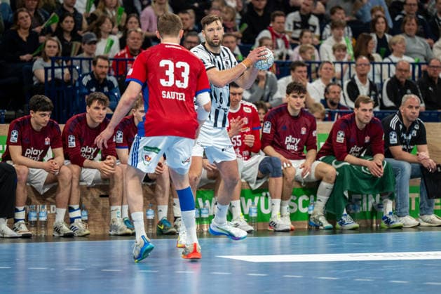 12 04 2026, xdobgx, Handball Daikin HBL, Handball Sport Verein Hamburg THW Kiel v l Moritz Sauter Handball Sport Verein Hamburg, 33 Harald Reinkind Kiel, 6 am Ball, plays the ball