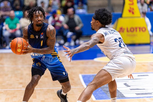 Basketball Bundesliga BBL, Frankfurt Skyliners vs MLP Academics Heidelberg, Süwag Energie Arena Frankfurt am Main 12 04 2026 Basketball Bundesliga BBL, Frankfurt am Main, Germany 12 04 2026 Isaiah Swope Frankfurt Skyliners, 1 on the ball against Michael Weathers MLP Academics Heidelberg, 20 , Basketball Bundesliga BBL, Game of Frankfurt Skyliners vs MLP Academics Heidelberg, Süwag Energie Arena Frankfurt am Main Copyright: xBEAUTIFULxSPORTS Freudensteinx