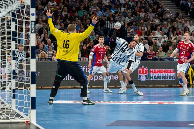 12 04 2026, xdobgx, Handball Daikin HBL, Handball Sport Verein Hamburg THW Kiel v l Robin Paulsen Haug Handball Sport Verein Hamburg, 16 , Domagoj Duvnjak Kiel, 4 beim Wurf, in action, throwing