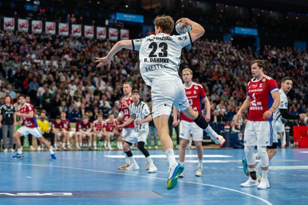 12 04 2026, xdobgx, Handball Daikin HBL, Handball Sport Verein Hamburg THW Kiel v l Rune Dahmke Kiel, 23 throwing, in action, throwing