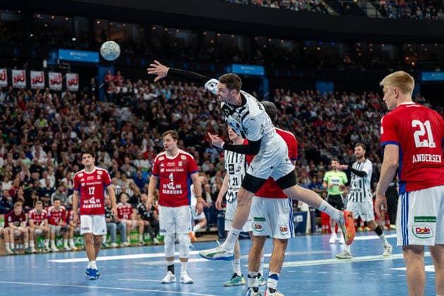 12 04 2026, xdobgx, Handball Daikin HBL, Handball Sport Verein Hamburg THW Kiel v l Hendrik Pekeler Kiel, 61 throwing, in action, throwing