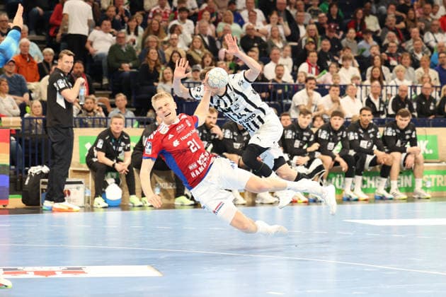 Handball Daikin Handball Bundesliga 2025 2026 Handball Sport Verein Hamburg vs THW Kiel Frederik Bo Andersen Hamburg ,Lukas Zerbe Kiel , Foul, red card for Lukas Zerbe Barclays Arena Hamburg