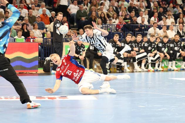 Handball Daikin Handball Bundesliga 2025 2026 Handball Sport Verein Hamburg vs THW Kiel Frederik Bo Andersen Hamburg ,Lukas Zerbe Kiel , Foul, red card for Lukas Zerbe Barclays Arena Hamburg