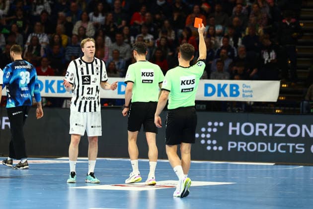 Handball I Men I Season 2025 2026 I Bundesliga I 28 Matchday I HSV Hamburg THW Kiel I 12 04 2026 Red card against Eric Johansson 21, THW Kiel Hamburg Barclaycard Arena Hamburg Germany Copyright: xLobeca RalfxHomburgx