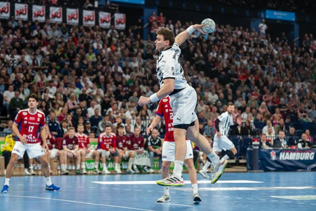 12 04 2026, xdobgx, Handball Daikin HBL, Handball Sport Verein Hamburg THW Kiel v l Lukas Laube Kiel, 20 throwing, in action, throwing