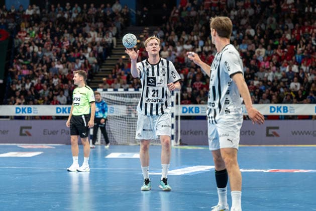 12 04 2026, xdobgx, Handball Daikin HBL, Handball Sport Verein Hamburg THW Kiel v l Eric Johansson Kiel, 21 on the ball, plays the ball, Rune Dahmke Kiel, 23