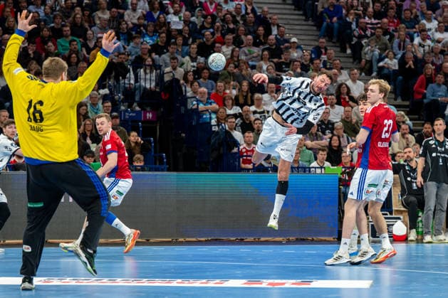 12 04 2026, xdobgx, Handball Daikin HBL, Handball Sport Verein Hamburg THW Kiel v l Robin Paulsen Haug Handball Sport Verein Hamburg, 16 , Domagoj Duvnjak Kiel, 4 beim Wurf, in action, throwing, Einar Olafsson Handball Sport Verein Hamburg, 23