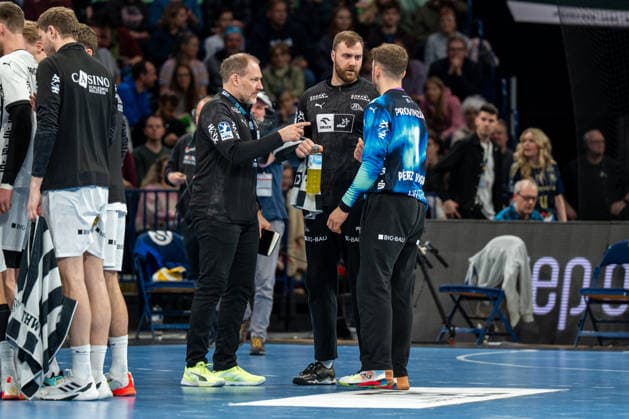 12 04 2026, xdobgx, Handball Daikin HBL, Handball Sport Verein Hamburg THW Kiel v l Matthias Andersson Towarttrainer , Andreas Wolff Kiel, 33 , Gonzalo Perez De Vargas Kiel, 1 in conversation, in conversation