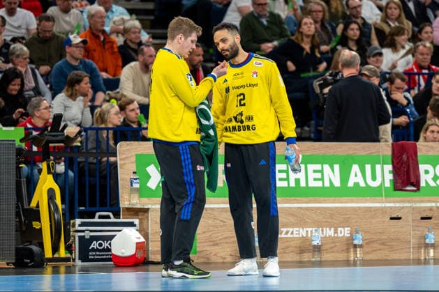 12 04 2026, xdobgx, Handball Daikin HBL, Handball Sport Verein Hamburg THW Kiel v l Robin Paulsen Haug Handball Sport Verein Hamburg, 16 , Mohamed ElTayar Handball Sport Verein Hamburg, 12 in conversation, in conversation