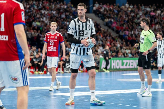12 04 2026, xdobgx, Handball Daikin HBL, Handball Sport Verein Hamburg THW Kiel v l Hendrik Pekeler Kiel, 61 am Ball, plays the ball