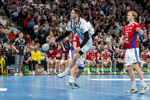 12 04 2026, xdobgx, Handball Daikin HBL, Handball Sport Verein Hamburg THW Kiel v l Hendrik Pekeler Kiel, 61 throwing, in action, throwing