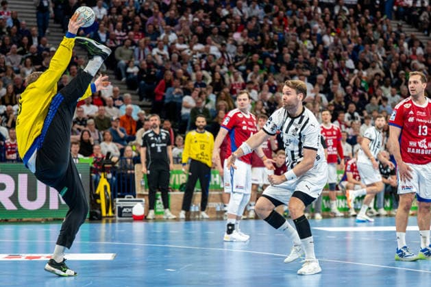 12 04 2026, xdobgx, Handball Daikin HBL, Handball Sport Verein Hamburg THW Kiel v l Robin Paulsen Haug Handball Sport Verein Hamburg, 16 , Petter Overby Kiel, 11