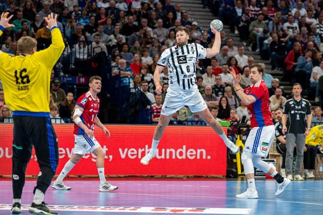 12 04 2026, xdobgx, Handball Daikin HBL, Handball Sport Verein Hamburg THW Kiel v l Robin Paulsen Haug Handball Sport Verein Hamburg, 16 , Harald Reinkind Kiel, 6 beim Wurf, in action, throwing
