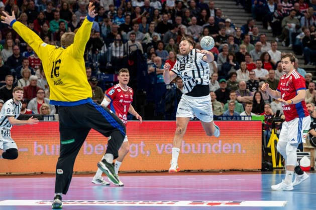 12 04 2026, xdobgx, Handball Daikin HBL, Handball Sport Verein Hamburg THW Kiel v l Robin Paulsen Haug Handball Sport Verein Hamburg, 16 , Harald Reinkind Kiel, 6 beim Wurf, in action, throwing