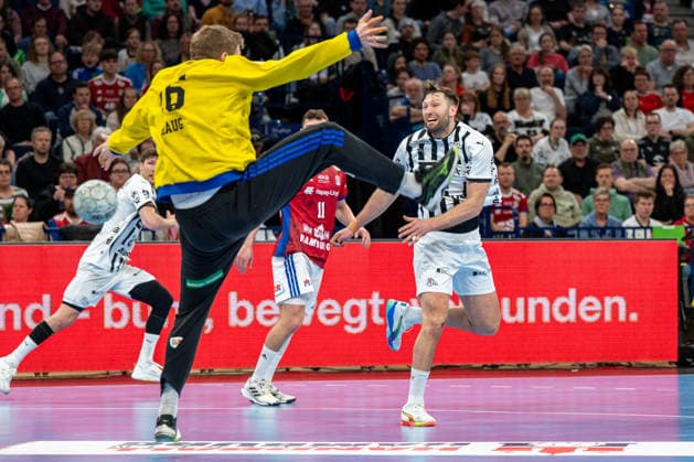 12 04 2026, xdobgx, Handball Daikin HBL, Handball Sport Verein Hamburg THW Kiel v l Robin Paulsen Haug Handball Sport Verein Hamburg, 16 , Harald Reinkind Kiel, 6 beim Wurf, in action, throwing