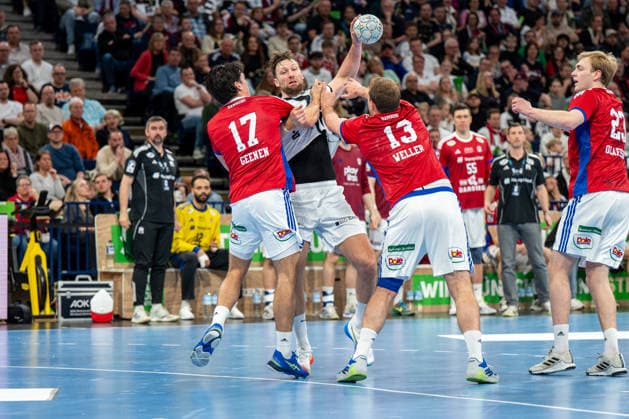 12 04 2026, xdobgx, Handball Daikin HBL, Handball Sport Verein Hamburg THW Kiel v l Kaj Geenen Handball Sport Verein Hamburg, 17 , Harald Reinkind Kiel, 6 , Niklas Weller Handball Sport Verein Hamburg, 13 duel, duel, fight, tackle