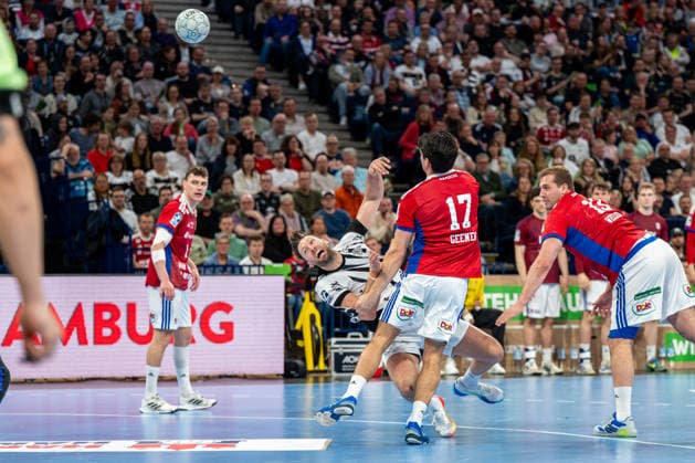 12 04 2026, xdobgx, Handball Daikin HBL, Handball Sport Verein Hamburg THW Kiel v l Harald Reinkind Kiel, 6 , Kaj Geenen Handball Sport Verein Hamburg, 17 , Niklas Weller Handball Sport Verein Hamburg, 13 duel, duel, fight, tackle