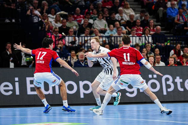 Kaj Geenen Handball Sport Verein Hamburg, 17 , Eric Johansson THW Kiel, 21 , Nicolaj Jorgensen Handball Sport Verein Hamburg, 11 GER, Handball Sport Verein Hamburg vs THW Kiel, Handball, 1 Bundesliga, Matchday 28, Season 2025 2026, 12 04 2026 GER, Handball Sport Verein Hamburg vs THW Kiel, Handball, 1 Bundesliga, Matchday 28, Season 2025 2026, 12 04 2026 Hamburg Copyright: xEibner-Pressefoto MarcelxvonxFehrnx EP_MFN