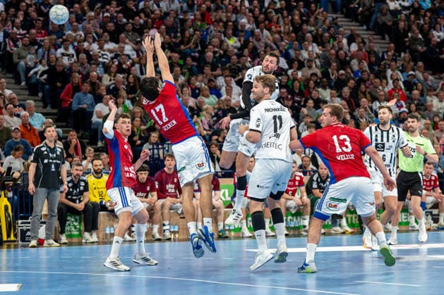 12 04 2026, xdobgx, Handball Daikin HBL, Handball Sport Verein Hamburg THW Kiel v l Kaj Geenen Handball Sport Verein Hamburg, 17 , Petter Overby Kiel, 11 , Domagoj Duvnjak Kiel, 4 beim Wurf, in action, throwing