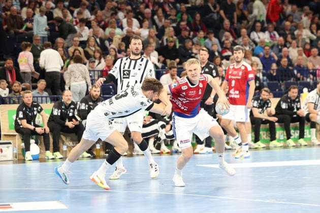 Handball Daikin Handball Bundesliga 2025 2026 Handball Sport Verein Hamburg vs THW Kiel Domagoj Duvnjak Kiel ,Rune Dahmke Kiel ,Frederik Bo Andersen Hamburg ,Successful shot on goal, Barclays Arena Hamburg