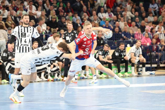 Handball Daikin Handball Bundesliga 2025 2026 Handball Sport Verein Hamburg vs THW Kiel Domagoj Duvnjak Kiel ,Rune Dahmke Kiel ,Frederik Bo Andersen Hamburg ,Successful shot on goal, Barclays Arena Hamburg