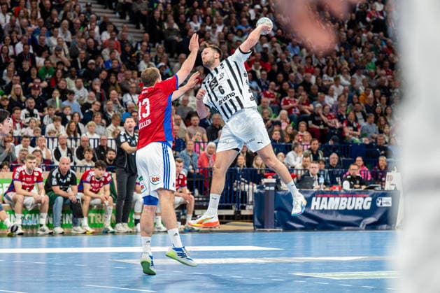 12 04 2026, xdobgx, Handball Daikin HBL, Handball Sport Verein Hamburg THW Kiel v l Niklas Weller Handball Sport Verein Hamburg, 13 , Harald Reinkind Kiel, 6 at the throw, in action, throwing