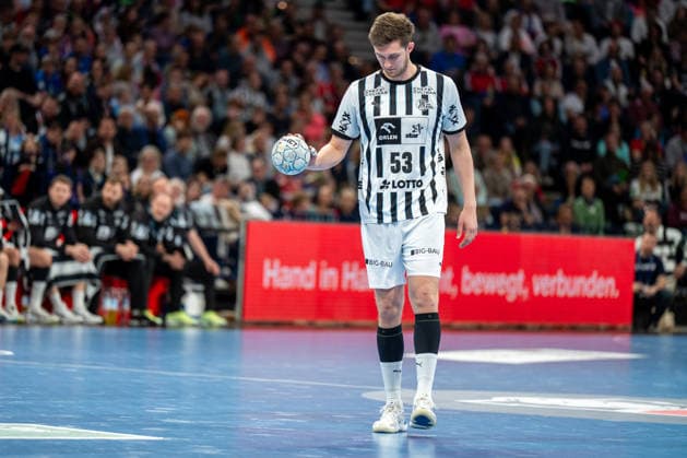 12 04 2026, xdobgx, Handball Daikin HBL, Handball Sport Verein Hamburg THW Kiel v l Nikola Bilyk Kiel, 53 on the ball, plays the ball