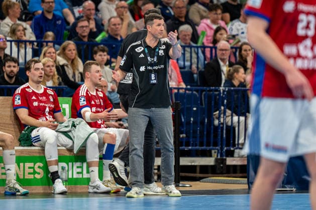 12 04 2026, xdobgx, Handball Daikin HBL, Handball Sport Verein Hamburg THW Kiel v l Torsten Jansen HSV Hamburg, Head Coach gives instructions, gestures with arms, gesticulates, gives instructions