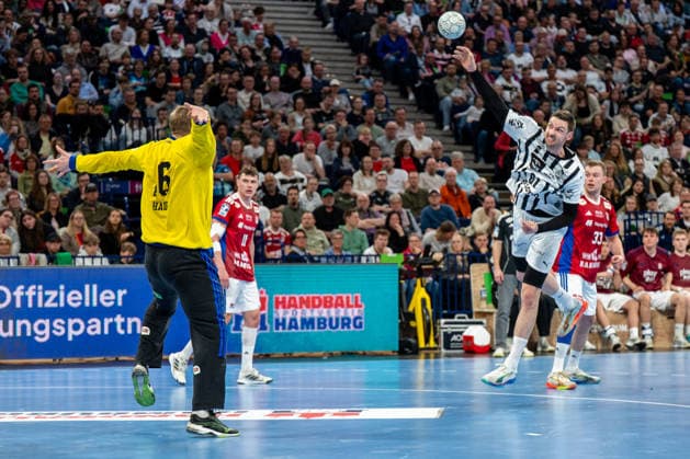 12 04 2026, xdobgx, Handball Daikin HBL, Handball Sport Verein Hamburg THW Kiel v l Robin Paulsen Haug Handball Sport Verein Hamburg, 16 , Hendrik Pekeler Kiel, 61 throwing, in action, throwing