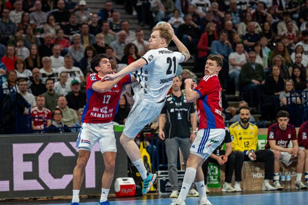 12 04 2026, xdobgx, Handball Daikin HBL, Handball Sport Verein Hamburg THW Kiel v l Kaj Geenen Handball Sport Verein Hamburg, 17 , Eric Johansson Kiel, 21 throwing, in action, throwing, Nicolaj Jorgensen Handball Sport Verein Hamburg, 11