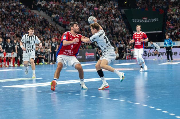 12 04 2026, xdobgx, Handball Daikin HBL, Handball Sport Verein Hamburg THW Kiel v l Jacob Lassen Handball Sport Verein Hamburg, 9 , Rune Dahmke Kiel, 23 duel, duel, fight, tackle