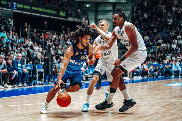 Tyger Campbell (Skyliners Frankfurt, 00), Niklas Wuerzner (MLP Academics Heidelberg, 02) GER, Skyliners Frankfurt vs. MLP Academics Heidelberg, easycredit BBL, Bundesliga, 29 Spieltag, Saison 2025 2026. 12.04.2026 Eibner-Pressefoto Attila Ziga GER, Skyliners Frankfurt vs. MLP Academics Heidelberg, easycredit BBL, Bundesliga, 29 Spieltag, Saison 2025 2026. 12.04.2026 Frankfurt am Main *** Tyger Campbell Skyliners Frankfurt, 00 , Niklas Wuerzner MLP Academics Heidelberg, 02 GER, Skyliners Frankfurt vs MLP Academics Heidelberg, easycredit BBL, Bundesliga, Matchday 29, Season 2025 2026 12 04 2026 Eibner Pressefoto Attila Ziga GER, Skyliners Frankfurt vs MLP Academics Heidelberg, easycredit BBL, Bundesliga, Matchday 29, Season 2025 2026 12 04 2026 Frankfurt am Main Copyright: xEibner-Pressefotox EP_AZA