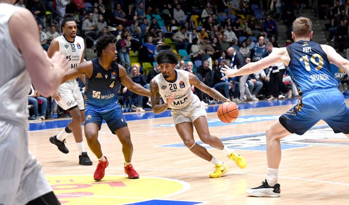 12 04 2026, xokbx, Basketball easyCredit BBL Bundesliga, Frankfurt Skyliners MLP Academics Heidelberg v l Michael Weathers MLP Academics Heidelberg , Nahiem Alleyne Fraport Skyliners Frankfurt , Zweikampf, Duell, Dribbling DFL DFB REGULATIONS PROHIBIT ANY USE OF PHOTOGRAPHS as IMAGE SEQUENCES and or QUASI VIDEO Frankfurt am Main