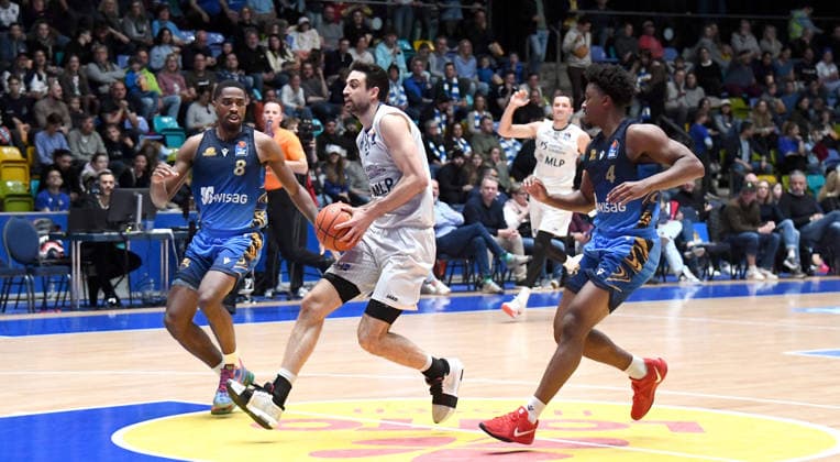 12 04 2026, xokbx, Basketball easyCredit BBL Bundesliga, Frankfurt Skyliners MLP Academics Heidelberg v l Mateo Seric MLP Academics Heidelberg , William Christmas Fraport Skyliners Frankfurt , Nahiem Alleyne Fraport Skyliners Frankfurt , Zweikampf, Duell, Sprint DFL DFB REGULATIONS PROHIBIT ANY USE OF PHOTOGRAPHS as IMAGE SEQUENCES and or QUASI VIDEO Frankfurt am Main