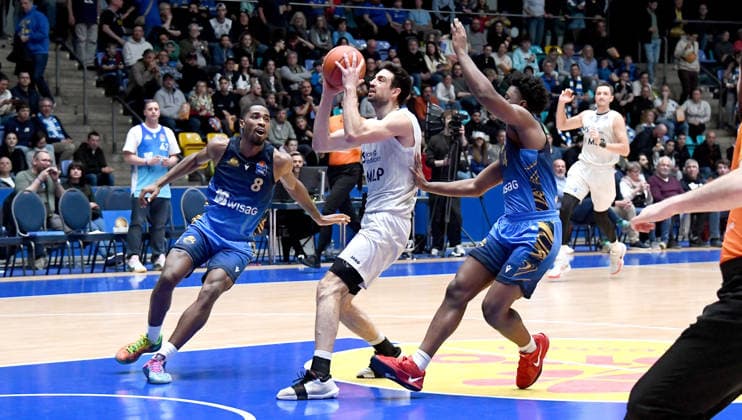 12 04 2026, xokbx, Basketball easyCredit BBL Bundesliga, Frankfurt Skyliners MLP Academics Heidelberg v l Mateo Seric MLP Academics Heidelberg , William Christmas Fraport Skyliners Frankfurt , Nahiem Alleyne Fraport Skyliners Frankfurt , Zweikampf, Duell, Sprint DFL DFB REGULATIONS PROHIBIT ANY USE OF PHOTOGRAPHS as IMAGE SEQUENCES and or QUASI VIDEO Frankfurt am Main