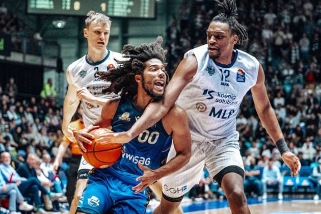 Tyger Campbell Skyliners Frankfurt, 00 , Osun Osunniyi MLP Academics Heidelberg, 12 GER, Skyliners Frankfurt vs MLP Academics Heidelberg, easycredit BBL, Bundesliga, Matchday 29, Season 2025 2026 12 04 2026 Eibner Pressefoto Attila Ziga GER, Skyliners Frankfurt vs MLP Academics Heidelberg, easycredit BBL, Bundesliga, Matchday 29, Season 2025 2026 12 04 2026 Frankfurt am Main Copyright: xEibner-Pressefotox EP_AZA