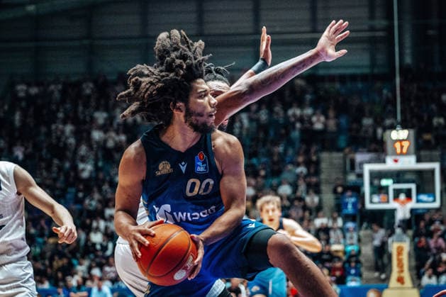 Tyger Campbell Skyliners Frankfurt, 00 , Osun Osunniyi MLP Academics Heidelberg, 12 GER, Skyliners Frankfurt vs MLP Academics Heidelberg, easycredit BBL, Bundesliga, Matchday 29, Season 2025 2026 12 04 2026 Eibner Pressefoto Attila Ziga GER, Skyliners Frankfurt vs MLP Academics Heidelberg, easycredit BBL, Bundesliga, Matchday 29, Season 2025 2026 12 04 2026 Frankfurt am Main Copyright: xEibner-Pressefotox EP_AZA
