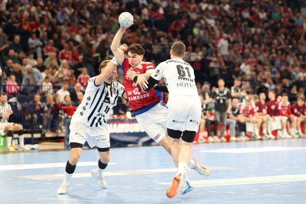 Handball Daikin Handball Bundesliga 2025 2026 Handball Sport Verein Hamburg vs THW Kiel Lukas Laube Kiel ,Elias Kofler Hamburg ,Hendrik Pekeler Kiel ,Barclays Arena Hamburg