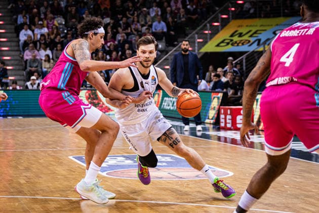 easyCredit Basketball Bundesliga, Telekom Baskets Bonn vs Basketball Löwen Braunschweig, 12 04 2026 Ferdinand Zylka BASKETBALL LÖWEN BRAUNSCHWEIG 6 and Michael Kessens Telekom Baskets Bonn 6 easyCredit Basketball Bundesliga, Telekom Baskets Bonn vs Basketball Löwen Braunschweig, 12 04 2026, Telekom Dome Bonn Copyright: xBEAUTIFULxSPORTS Derixx