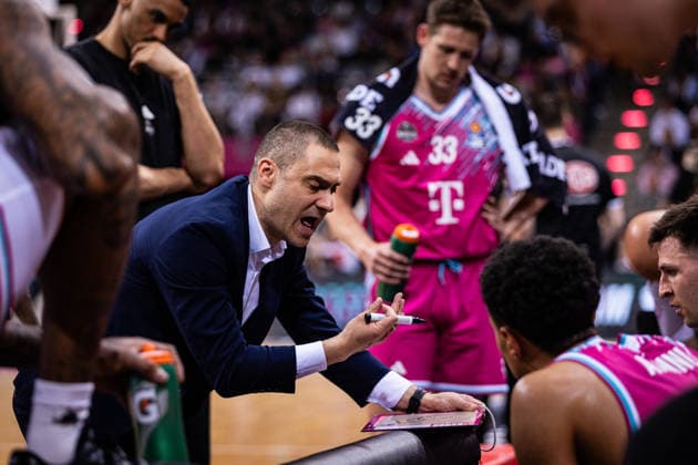 easyCredit Basketball Bundesliga, Telekom Baskets Bonn vs Basketball Löwen Braunschweig, 12 04 2026 Marko Stankovic Telekom Baskets Bonn Head Coach during timeout easyCredit Basketball Bundesliga, Telekom Baskets Bonn vs Basketball Löwen Braunschweig, 12 04 2026, Telekom Dome Bonn Copyright: xBEAUTIFULxSPORTS Derixx