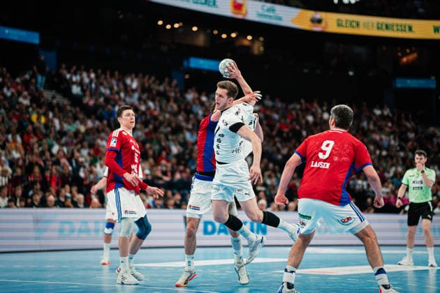 HBL HSV Hamburg vs THW Kiel, 12 04 2026 Nikola Bilyk THW Kiel, 53 throws HBL HSV Hamburg vs THW Kiel on 12 04 2026 at Barclays Arena, Hamburg Copyright: xBEAUTIFULxSPORTS Tonhäuserx