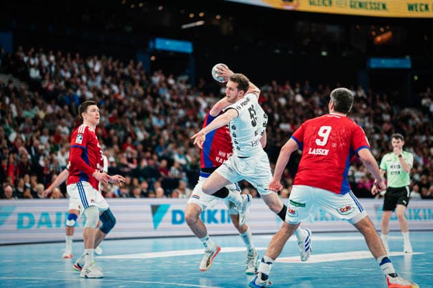 HBL HSV Hamburg vs THW Kiel, 12 04 2026 Nikola Bilyk THW Kiel, 53 throws HBL HSV Hamburg vs THW Kiel on 12 04 2026 at Barclays Arena, Hamburg Copyright: xBEAUTIFULxSPORTS Tonhäuserx