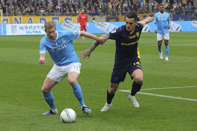 Kevin De Bruyne of SSC Napoli battle for the ball with Emanuele Valeri of Parma AC during Parma Calcio vs SSC Napoli, 32Â° Serie A Enilive 2025-26 game at New Balance Arena in Parma (PR), Italy, on April 12, 2026.  Copyright: xDavidexCasentini IPAxSportx xipa-agency.netx xx IPA_73913692 IPA_Agency_IPA73913692