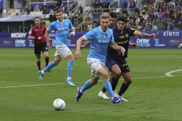 Rasmus Hojlund of SSC Napoli battle for the ball with Mariano Troilo of Parma AC during Parma Calcio vs SSC Napoli, 32Â° Serie A Enilive 2025-26 game at New Balance Arena in Parma (PR), Italy, on April 12, 2026.  Copyright: xDavidexCasentini IPAxSportx xipa-agency.netx xx IPA_73913749 IPA_Agency_IPA73913749